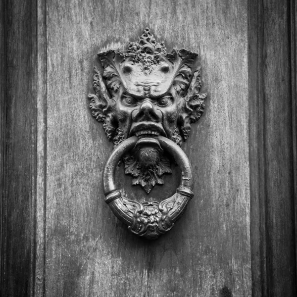 Дьявол головы дверной молоток — стоковое фото