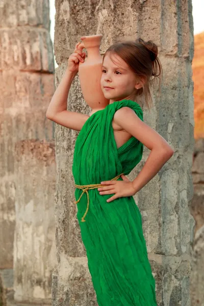 Очаровательная девушка в изумрудной платье, холдинг древние амфоры Стоковая Картинка