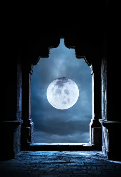 Арка и полная луна — стоковое фото