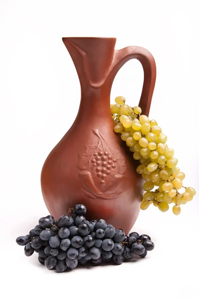 Традиционной глиняной кувшин для вина с букет винограда — стоковое фото