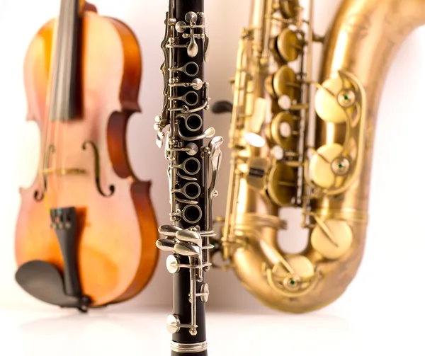 Скрипка саксофон тенор саксофон и кларнет в белом — стоковое фото