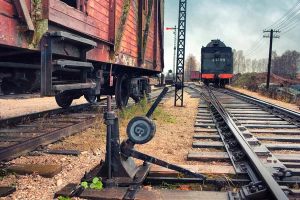 Старый локомотивов и вагонов на железнодорожной станции — стоковое фото
