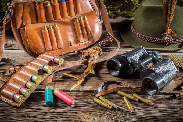 Охотничье снаряжение в домике лесника — стоковое фото