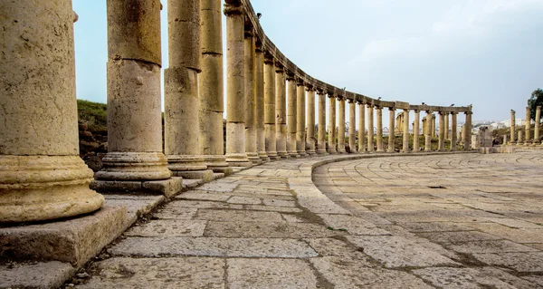 Древние греческие и римские колонны в Джераше, Иордания — стоковое фото