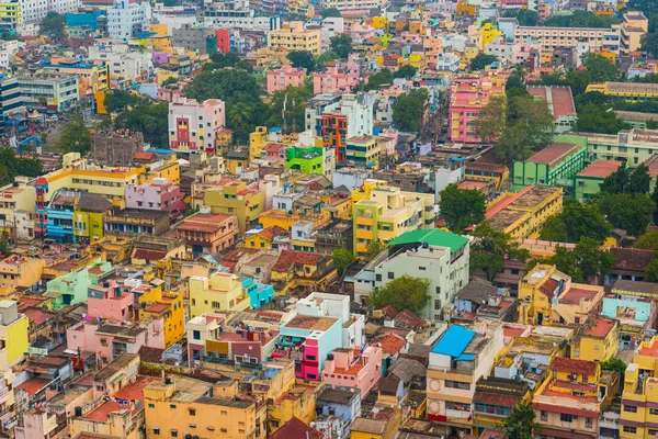 Красочные дома в переполненном индийском городе Тируччираппалли Стоковое Фото