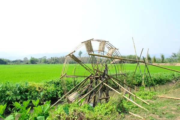 Колесо воды бамбук — стоковое фото
