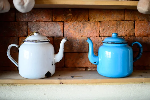 Белый и синий ретро чайник на стене полки и кирпича — стоковое фото