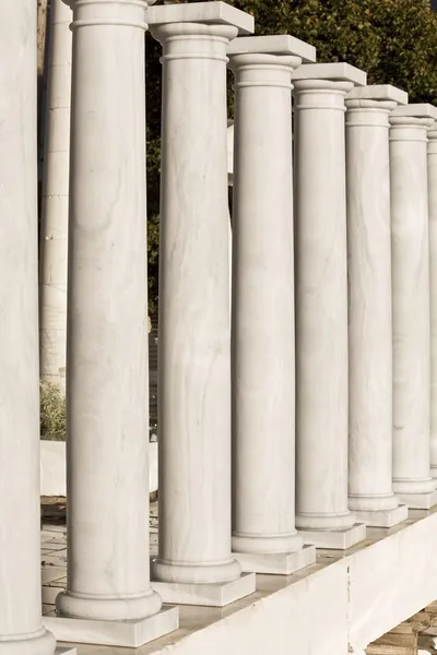 Ряд древних греческих колон реплик — стоковое фото