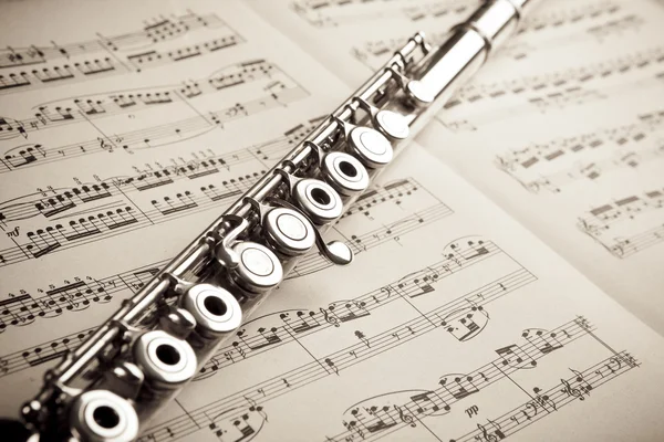 Серебряная флейта на фоне Оценка старинной музыки — стоковое фото
