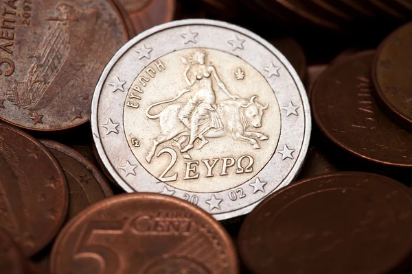 Греческая монета два евро среди монет по 5 центов Стоковое Фото