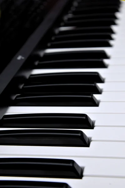 Музыка играет на музыкальном инструменте - клавиши пианино — стоковое фото
