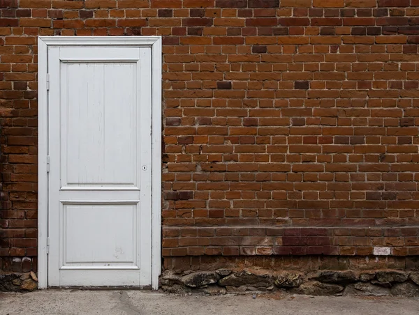Белые деревянные двери на старой кирпичной стены Лицензионные Стоковые Изображения