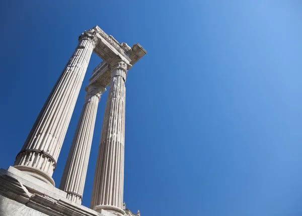 Столбцы древнего римского храма — стоковое фото
