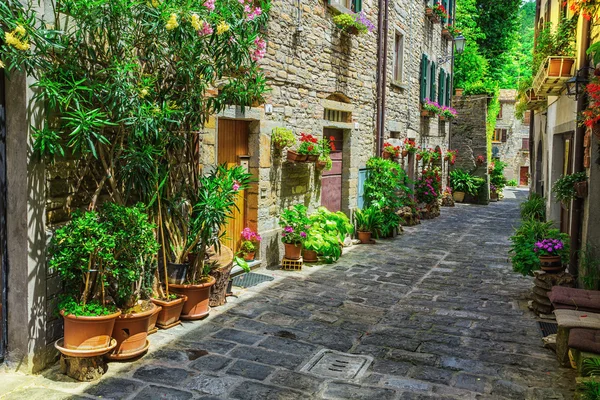 Итальянский-стрит в городе Тосканы — стоковое фото