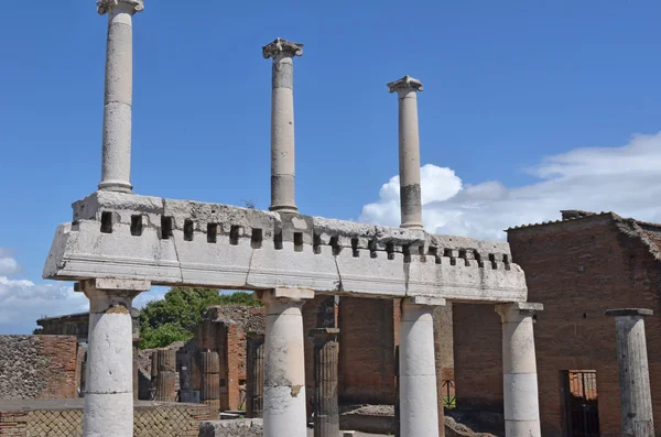 Двухместный многоуровневого colonade — стоковое фото