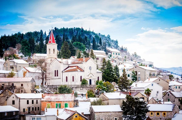 Средиземноморский городок на склонах холма с церковью на вершине — стоковое фото
