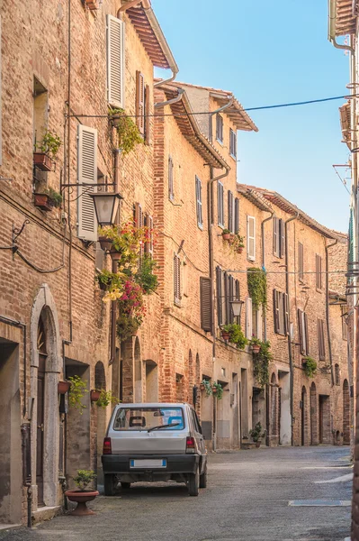 Маленький автомобиль на улицах в итальянском городе в Тоскане — стоковое фото