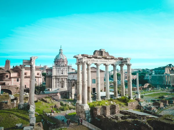 Римский форум, в центре - столбцы Храм Сатурна, следуют арка Септимия Севера — стоковое фото