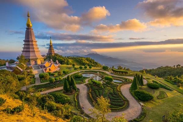 Пейзаж двух пагод в doi inthanon. Чиангмай. Таиланд — стоковое фото