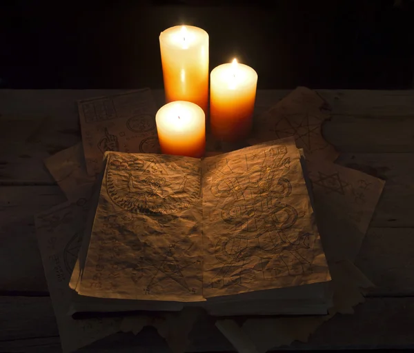 Магические книги в свет свечи — стоковое фото