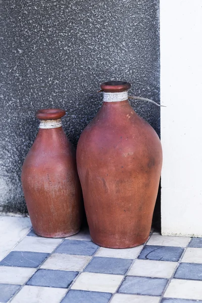 Два марочных красных вазы мексиканского стиля. — стоковое фото