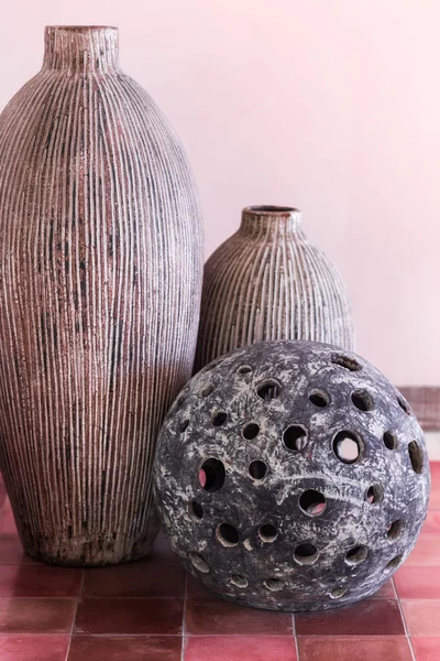 Декоративная каменная лампа с круглые отверстия — стоковое фото