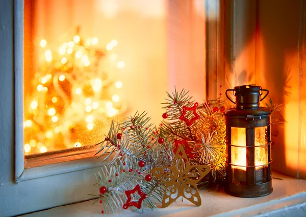 Рождественский фонарь в ночь на старый окно Лицензионные Стоковые Фото