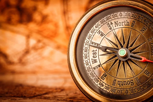 Старинный компас находится на древней мировой карте Лицензионные Стоковые Фото