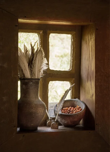 Винтажные Натюрморт с перьями в кувшин и ягоды на окне — стоковое фото