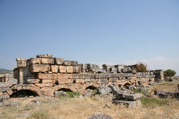 Древние руины в Иераполис, Памуккале в Турции Стоковое Изображение