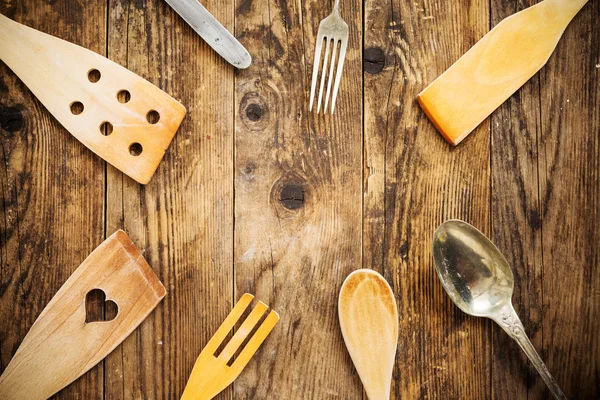 Деревянные и металлические посуду, деревянный стол Лицензионные Стоковые Фото