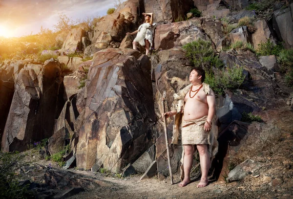 Пещерный человек и женщина в кожи животных Стоковое Изображение