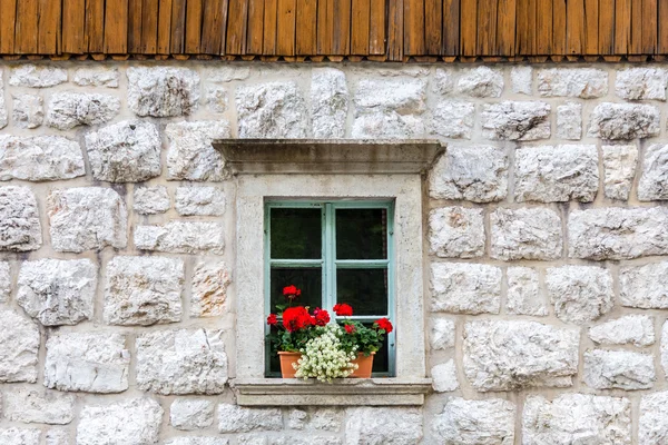 Традиционные альпийские каменные окна Лицензионные Стоковые Изображения