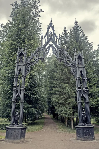 Красивый готический железные ворота в Екатерининский парк — стоковое фото