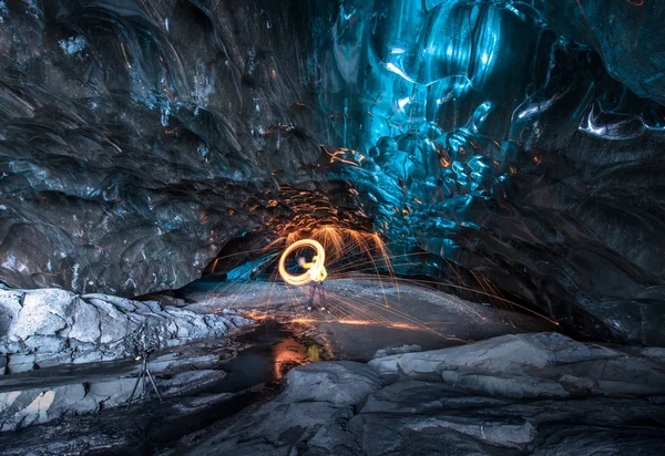 Огненное шоу в ледяной пещере Лицензионные Стоковые Фото