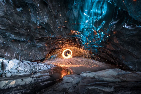 Огненное шоу в ледяной пещере Стоковое Изображение