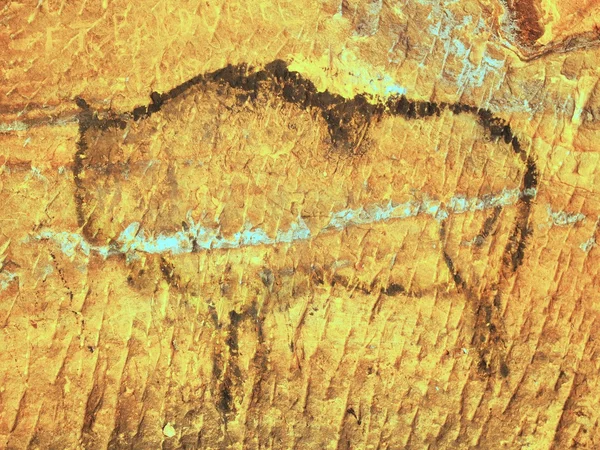 Черная углеродная краска большого быка на стене песчаника, копии доисторической картины. абстрактное детское искусство в пещере песчаника Стоковая Картинка