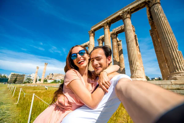 Молодая пара принимая selfie картину с храмом Зевса на фоне в Акрополь — стоковое фото