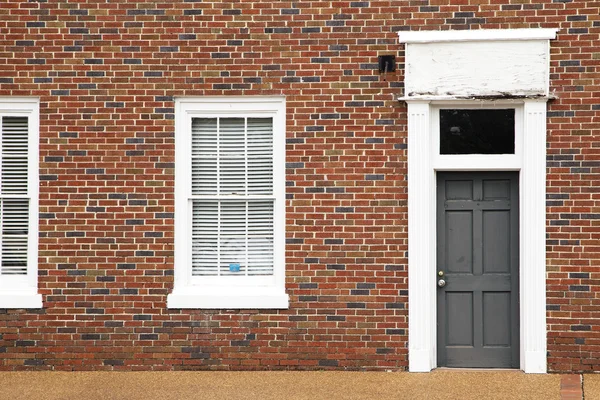 Дверь и окна на здание из красного кирпича Стоковое Фото