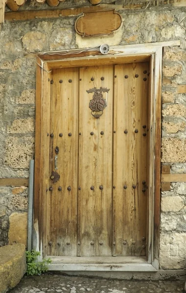Древняя дверь в деревне kemal. символических ручек на дверях Стоковое Фото