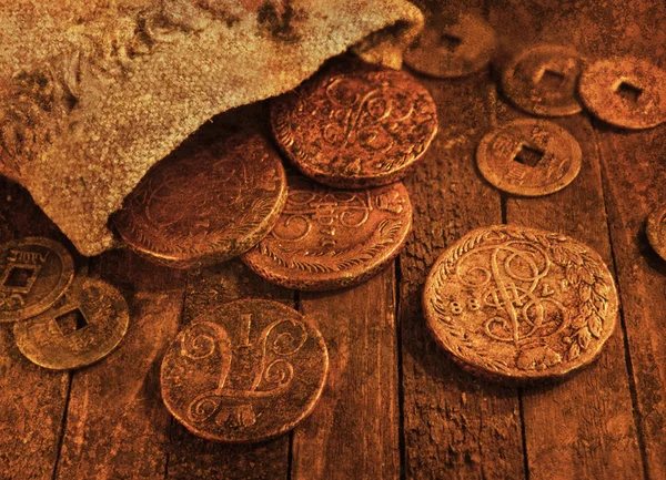 Древние монеты на фоне n — стоковое фото