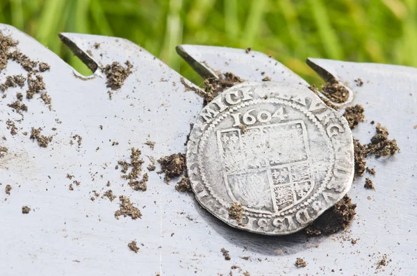Старый, забиваемыми Серебряная монета, выставленные на лопату, найти в жизни рыть, детектор металла Стоковое Изображение