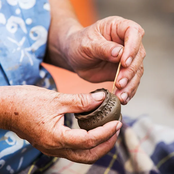 Работники производства глиняная посуда Вазы ручной работы искусства на рынке Стоковое Изображение