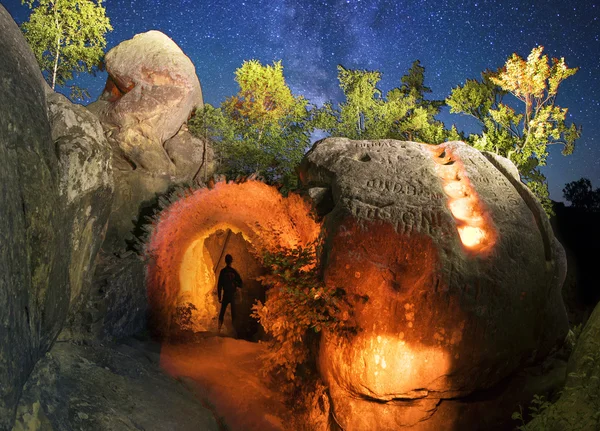 Турист - силуэт в пещере Лицензионные Стоковые Фото