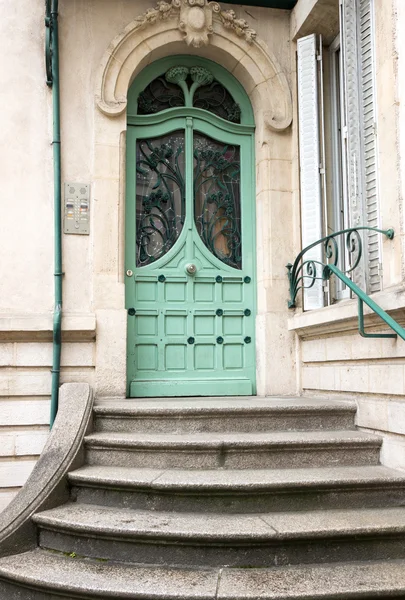 Зеленая деревянная дверь Стоковая Картинка