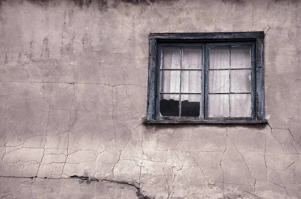 Деревенском древесины рамку окна в старой стене adobe — стоковое фото
