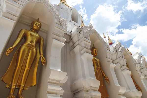 Вид Снизу Красивые Золотые Статуи Будды Тайский Храм — стоковое фото