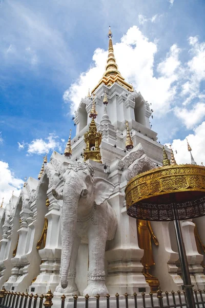 Красивый Тайский Храм Украшен Скульптурами Золото — стоковое фото