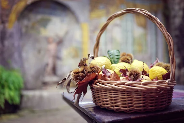 Украшение стола лимоны плетеные корзины — стоковое фото