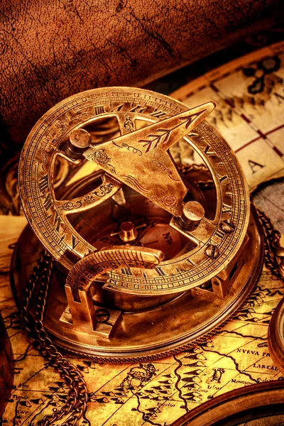 Старинный компас находится на древней мировой карте Лицензионные Стоковые Изображения